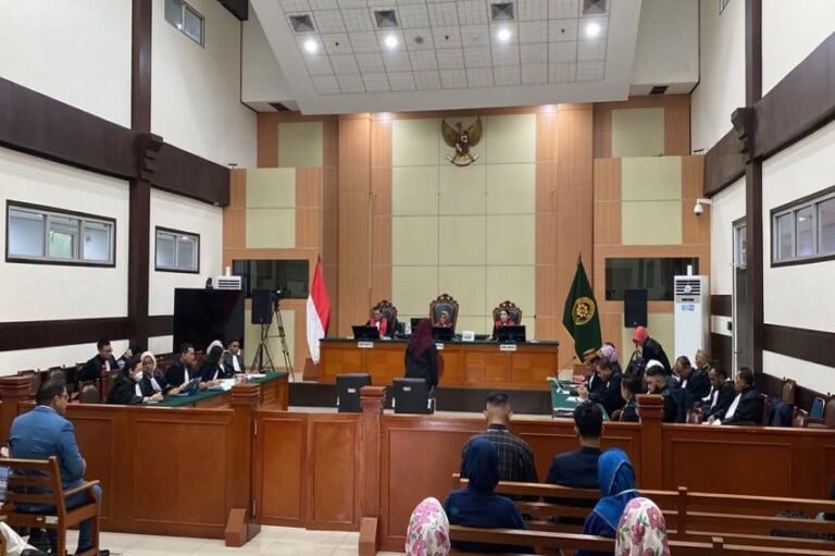 Sidang Kasus Ijazah Jokowi, Dokter Tifa Berhadapan dengan Empat Saksi dari Jaksa